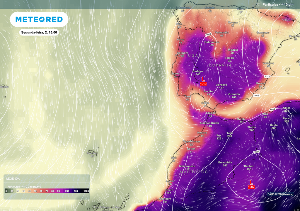 Concentrações elevadas de partículas PM10 estendem-se pelo sul da Península, aproximando-se do Algarve e Baixo Alentejo.