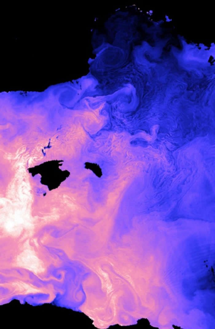 Analizando Las Aguas De Los Mares Europeos Y Los Mapas De Calor De Los Océanos A Partir De Los Datos Del Envisat De La Esa ResumenESAImagen de las aguas alrededor de las islas Baleares en el mar Mediterráneo occidental que muestra diferencias en las temperaturas del agua superficial capturadas por sensor AATSR del Envisat La característica más importante del instrumento AATSR es su capacidad para medir las temperaturas del agua de los océanos del mundo, un parámetro importante para supervisar y entender los cambios planetarios del clima. Además, en esta imagen se muestra, que el instrumento también tiene la capacidad para detectar el fitoplancton, algas minúsculas que viven en los primeros diez del metro debajo de la superficie del agua. Crédito ESA.El proyecto de Medspiration nos enseña los secretos de las temperaturas de las aguas del Mediterráneo. Con la temperatura superficial del mar (SST), una variable importante para el tiempo y el pronóstico del océano - y visto cada vez más como un indicador dominante del cambio del clima - el concepto que existe detrás de Medspiration es combinar datos de sistemas basados en los satélites para producir un sistema robusto de datos de la superficie del mar de las aguas alrededor de Europa y también del conjunto del Océano Atlántico.Los productos de Medspiration se diseñan para la ingestión en tiempo casi real en los modelos numéricos del pronóstico del océano para mantener sus salidas 'cercanas' a la realidad, de la misma manera que los modelos atmosféricos de predicción del tiempo injieren los resultados basados en los satélites y medidas "in-situ" para realzar la exactitud de los partes meteorológicos de predicción del tiempo.Un mapa de alta resolución de la temperatura superficial del mar centrado en el mar Mediterráneo con una exactitud de menos que 0.3º C se está haciendo diariamente.Los productos de Medspiration han estado disponibles para los usuarios desde noviembre de 2004, pero los realces significativos de su calidad vinieron alrededor en enero de 2006, incluyendo la cobertura extendida hacia fuera en el Atlántico para encajar la rejilla de un importante modelo del pronóstico del océano por el Instituto Nacional de Italia para la Geofísica y Volcanología (INGV) y financiada por la Comisión de las Comunidades Europeas, conocida como el Sistema mediterráneo de Pronóstico hacia las Predicciones Ambientales (MFSTEP).El producto nuevo de Medspiration está también disponible ahora sobre una base en mismo día: el análisis diario ahora se centra en el comienzo del día actual con un tiempo de generación diario que es pasa a las 18:00 UTC en vez de las 07:00 UTC.Los instrumentos basados en los satélites pueden medir solamente la ' piel ' de la SST más bien que 'una capa representativa' con su SST de debajo, que es el valor que los oceanógrafos están más interesados, el valor que tiene la influencia más grande en clima.Durante el día, la radiación solar entrante puede calentar las capas superiores del agua, estableciendo gradientes de la temperatura que pueden engañar a los instrumentos de los satélites. Tales gradientes se disipan durante la noche, reduciendo al mínimo en el amanecer que es cuando los sensores basados en los satélites miden la SST con radiómetros y consiguen tomar la temperatura de capas más profundas del agua.Estos resultados mejorados del proyecto de Medspiration también alimentan un esquema aún más ambicioso para combinar todos los datos disponibles de SST en un producto de alta resolución mundial, conocido como el proyecto experimental de alta resolución global de la temperatura superficial del mar del experimento de asimilación de los datos del océano (GODAE) (GHRSST-PP).Su objetivo es entregar a la comunidad de usuarios una nueva generación de productos mundiales altamente exactos de SST con una resolución espacial de menos de diez kilómetros cada seis horas.Por este motivo, desde diciembre Medspiration ha hecho un producto global nuevo disponible: SST medida por el sensor AATSR a bordo del satélite de Envisat de la ESA. El producto está disponible para los usuarios de todo el mundo, incluyendo grupos operacionales en los E.E.U.U., Australia y Japón contribuyendo al sistema de GHRSST-PP.La ESA ha iniciado no sólo con Medspiration la contribución europea al esfuerzo total de GHRSST-PP, sino también financia una oficina internacional del proyecto de GHRSST, situada en el centro de Hadley para la predicción del clima y la investigación, parte de la Met Office situada en Exeter."Medspiration ahora proporciona los productos de muy alta resolución de la SST que cubren casi todos los mares europeos además de una parte substancial del Atlántico nordeste," dijo Craig Donlon, jefe de la oficina de GHRSST-PP. "Esto debe ayudar a los sistemas de modelización europeos del pronóstico del tiempo y del océano para mejorar sus servicios en los meses que vienen”."La extensión del área de Medspiration es una respuesta directa a las peticiones de la comunidad de usuarios hecha en una reunión de consultas en Brest en diciembre de 2005. El proyecto de Medspiration - y de hecho el GHRSST-PP - considera importantísimo las consultas de los usuarios como uno de los mecanismos primarios de la regeneración. Uniendo los esfuerzos europeos a través de laboratorios de R&D, de agencias operacionales de NWP, de universidades y de las comunidades de usuario, Medspiration ahora está proporcionando los productos específicos que permiten que pensemos en nuevas posibilidades."Necesidades científicas y operacionales de datos térmicos del océanoLa temperatura de la superficie del océano ayuda a ' hacer el tiempo ': posee una influencia muy fuerte en el intercambio del calor, momentum, de vapor de agua y de los gases entre el océano y el aire. Además de determinar tales entradas atmosféricas, las medidas exactas de la SST y sus variaciones son también esenciales para la predicción del estado y las corrientes de mar, condicionando las floraciones de algas y la contaminación marina y el movimiento de las manchas de aceite derramados.La disponibilidad de tales mapas diarios exactos de SST que cubren casi todas las aguas europeas también crea el potencial para un montón de aplicaciones específicas, incluyendo usos de meteorología y del turismo - e incluso a los pescadores para fijar mejores capturas.Los productos también tendrán un gran valor a más largo plazo. Porque el agua se toma un largo tiempo para calentarse o para refrescar, siendo el mar como un depósito enorme del calor: los dos metros superiores del almacén sólo del océano equivalen a toda la energía contenida en la atmósfera.El conjunto de sus aguas almacena más de mil veces este mismo valor - los climatólogos se refieren a veces a los océanos como la ' memoria ' del clima de la tierra, y la SST que mide sobre una base a largo plazo es la manera más fiable de establecer el índice y la tasa del calentamiento global.Como termómetros en el cielo, un número de diversos satélites miden la SST en curso. Por ejemplo, AATSR a bordo del Envisat de la ESA utiliza las longitudes de onda infrarrojas para adquirir SST en un kilómetro cuadrado del océano con una exactitud de 0.2 °C. De hecho, gracias a su alta exactitud, AATSR está ayudando a calibrar otros sensores empleados por el proyecto de Medspiration. Así como el AATSR, Medspiration también emplea datos del visible realzado del sensor SEVIRI en el nuevo Meteosat-8, dos sensores avanzados de muy alta resolución del radiómetro (AVHRR) en los polares de los E.E.U.U. de la NOAA, y un par de instrumentos japoneses del radiómetro avanzado de exploración por microondas (AMSR) y los instrumentos del TRMM TRMM (TMI), a bordo del satélite Aqua de la NASA y de la nave espacial de la misión de la precipitación tropical de JAXA-NASA el TRMM, respectivamente.Otros satélites pueden haber disminuido la exactitud o la resolución, pero potencialmente lo compensan con capacidades de las microondas que penetran en las nubes y ven su interior. Combinando todos los datos basados en los satélites disponibles - junto con medidas localizadas de las boyas y de los barcos de investigación - se puede alcanzar un análisis diario de la temperatura de todos los océanos que cubren el 71% de la superficie de la tierra. Esta información es entonces elaborada como la entrada en el ' océano virtual relevante ' - en un modelo sofisticado en las computadoras. La combinación de los datos de los satélites y también las observaciones "in-situ" disponibles se introducen en los modelos numéricos mediante una técnica conocida como ' asimilación de los datos ', que es una herramienta extremadamente importante para mejorar las predicciones.Las entradas de observación en tiempo real mantienen un modelo del océano más cerca de la realidad, mientras que las salidas del modelo compensan cualquier vacío de datos en ciertas zonas. Con el acoplamiento maximizado entre las observaciones reales y el modelo numérico, los datos de salida pueden se utilizados con mayor credibilidad para las tareas operacionales. Y estos modelos se pueden también utilizar para parecer ver más profundo que apenas la superficie del océano.Medspiration y MARCOASTEl proyecto de Medspiration se está apoyando a través del Elemento de Usuarios de datos de la ESA del programa EOEP-2 de observación de la tierra. Así como el ESA, CLS y CNR, el equipo de Medspiration abarca al Centro de Oceanografía de Southampton, a la compañía Reino Unido-basada de VEGA, al centro de Meteo-Francia para la meteorología del espacio, al instituto de investigación francés para la explotación del mar (IFREMER), a la firma Francia-basada de Actimar y a instituto meteorológico noruego.Medspiration funciona como proyecto de demostración hasta finales de 2007, con las consultas a usuarios cada seis meses - el siguiente esta programado para junio.Texto tomado del portal de la ESA:http://www.esa.int/esaEO/SEM57UNVGJE_planet_0.html.