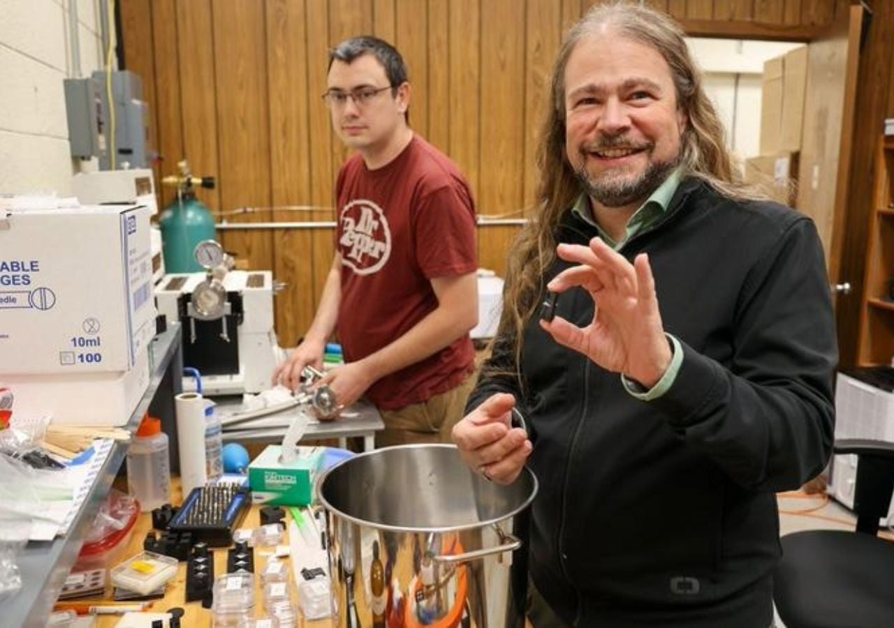 El candidato al doctorado Keegan Walkup (a la izquierda) y el físico Patrick Huber trabajan en el nuevo laboratorio que está creando Huber. Fotografía de Spencer Coppage para Virginia Tech.