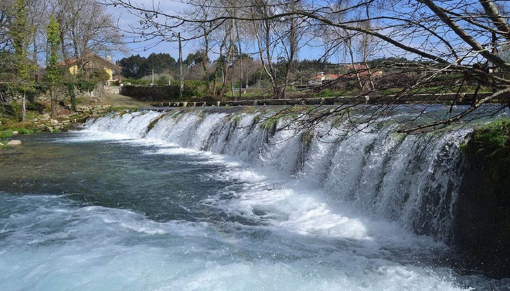 A recuperação das populações de truta no rio Âncora tem impacto direto na valorização do território, impulsionando turismo de natureza e as atividades recreativas. Foto: Armando Laranjeira, obra do próprio, CC BY-SA 4.0, via Wikimedia Commons