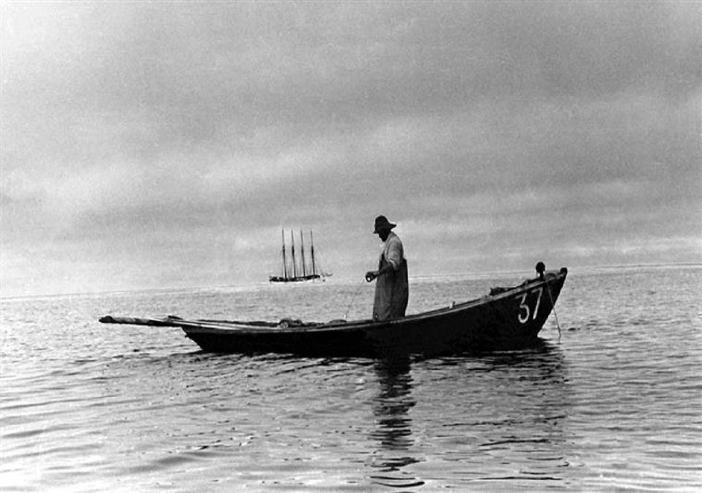 As campanhas até ao princípio da década de 1970 eram feitas com dezenas de dóris (botes), que saiam de uma grande embarcação para pescar o bacalhau à linha. Foto: Museu Marítimo de Ílhavo