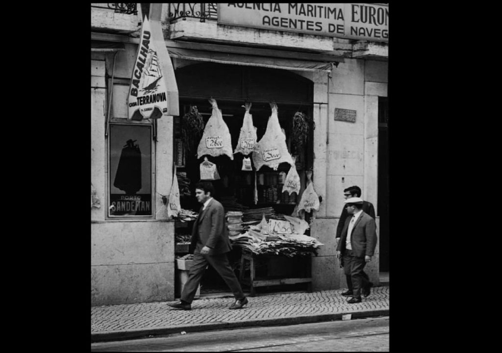 Três tipos de bacalhau à venda na rua do Arsenal, em Lisboa. Foto: Armando Maia Serôdio/Arquivo Municipal de Lisboa
