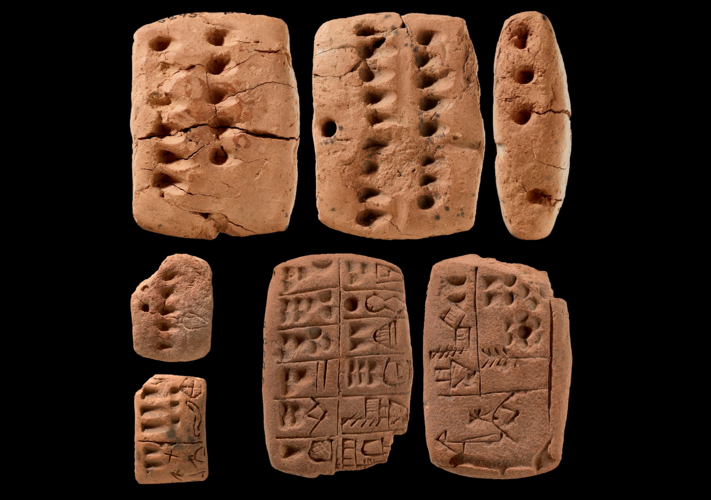 Beispiele von Tafeln mit Proto-Keilschrift aus Uruk. Bild: Staatliche Museen zu Berlin, Vorderasiatisches Museum/Olaf M. Teßmer