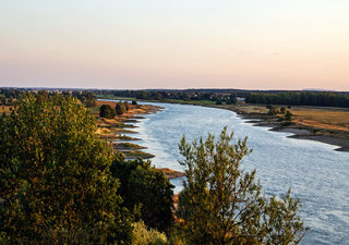 Anhaltendes Niedrigwasser entzieht der Elbe ihre Funktion als Wasserstraße – Schifffahrt nun auch im Dauer-Klimastress
