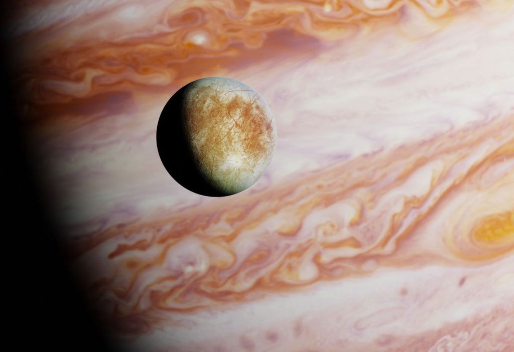 La luna Europa pasando frente al planeta Júpiter