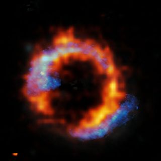 Acercándonos a un anillo sorprendente asociado a una galaxia infrarroja "hiperluminosa" a través de ALMA y VLT