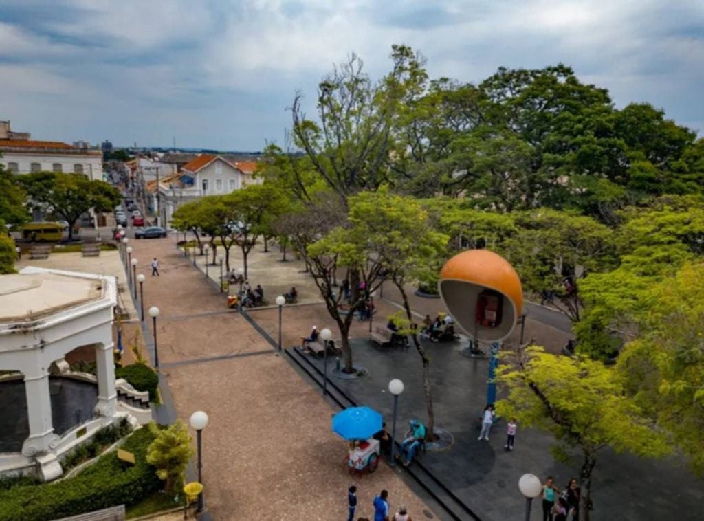 O caricato orelhão de Itu leva muitos turistas à Praça da Matriz. Crédito: Webysther Nunes/Wikimedia Commons.