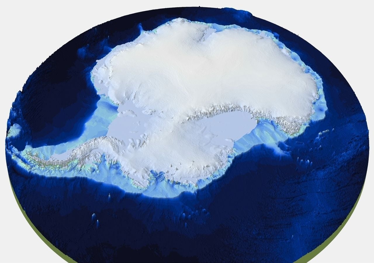 Topografía de la Antártida con hielo. Imagen: Pritchard et al./Bedmap3