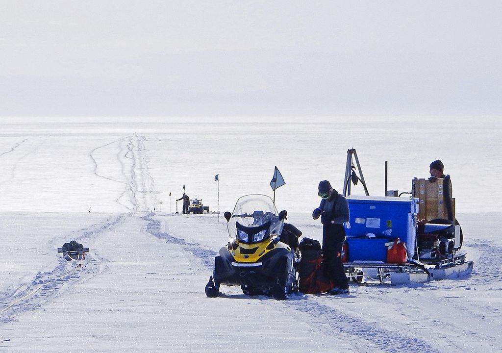 Das internationale Forschungsteam vermisst in der Antarktis einen Wasserkanal, der unter Oberfläche des Schelfeises liegt. Das internationale Forschungsteam vermisst in der Antarktis einen Wasserkanal, der unter Oberfläche des Schelfeises liegt.