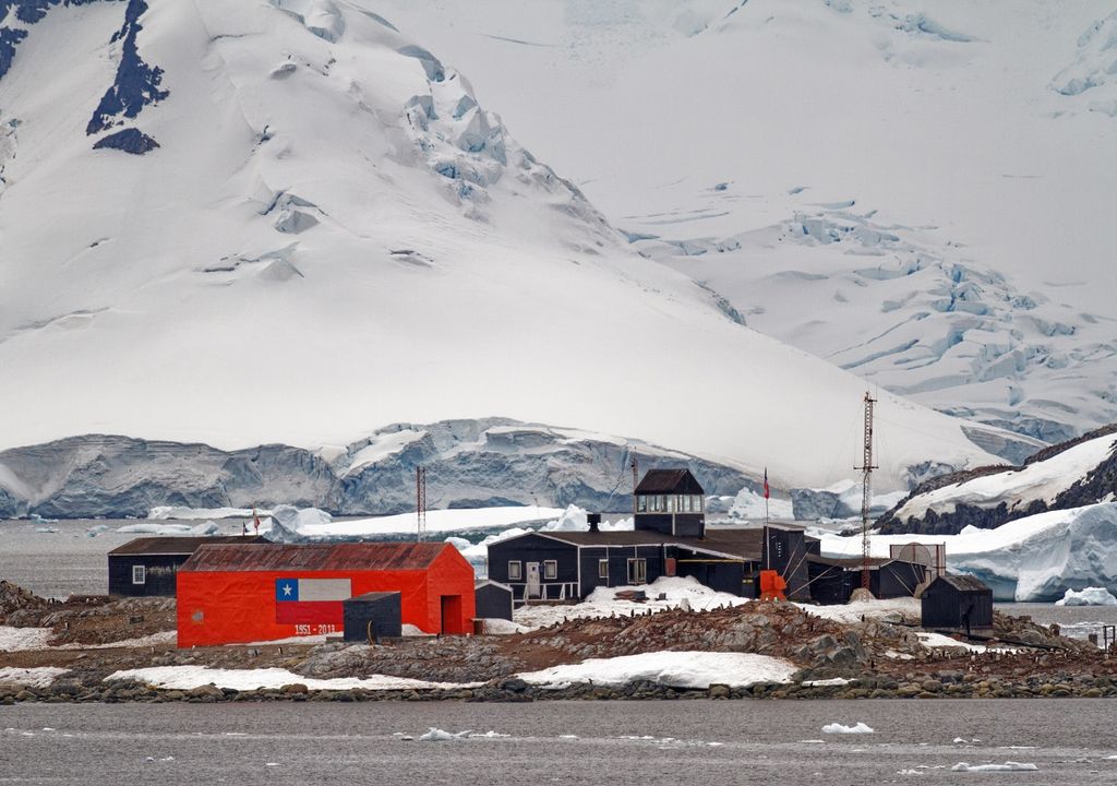 Base antártica; bandera chilena; Chile; Península Antártica