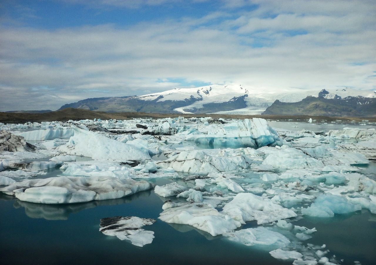 Los procesos que derriten a la capa de hielo marítimo en la Antártica ocurren sobre procesos a muy pequeña escala. Por ello es muy difícil investigarlo para una mejor comprensión. Imagen: CC