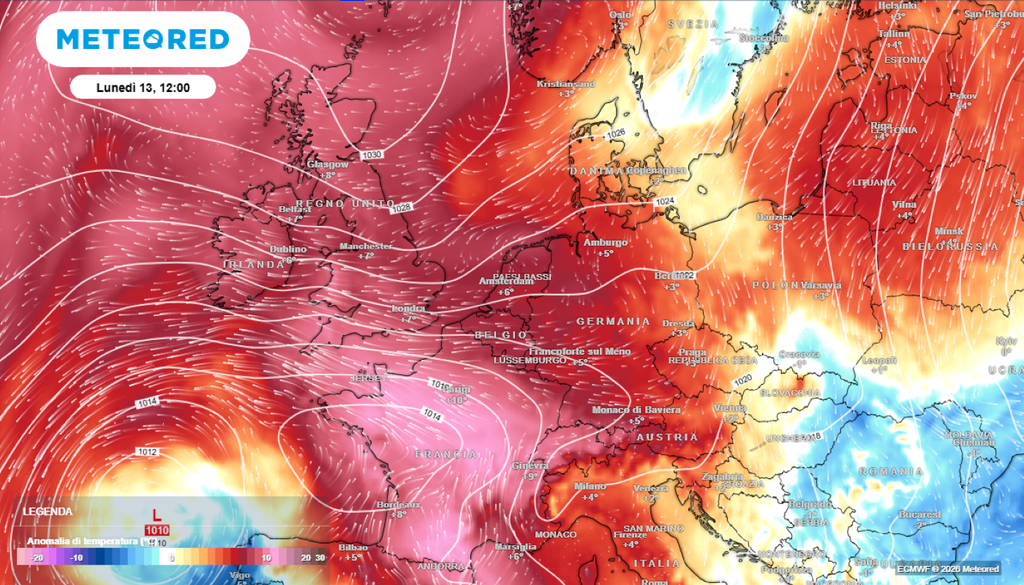 Caldo. Le alte pressioni “comprimono” e creano subsidenze (moti discendenti) in un’atmosfera già calda, limitando ulteriormente il raffreddamento notturno. Le notti sono diventate sensibilmente più tiepide: il calore accumulato di giorno si disperde molto meno.