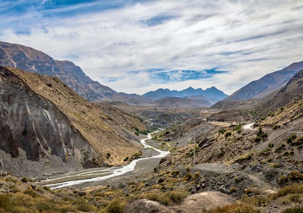camino al Embalse El Yeso desde Santiago de Chile. camino al Embalse El Yeso desde Santiago de Chile.