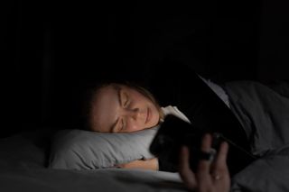 “Apagar las luces por la noche”, según los expertos, este simple hábito puede proteger tu salud 