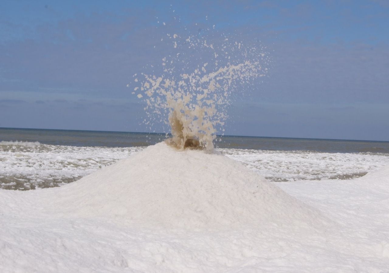 Los volcanes de hielo se desarrollan en playas de grandes lagos bajo condiciones de frío extremo.