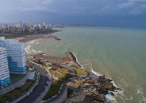 Apareci&oacute; una &ldquo;isla&rdquo; en Mar del Plata: la advertencia para kayakistas y pescadores que intentan acercarse