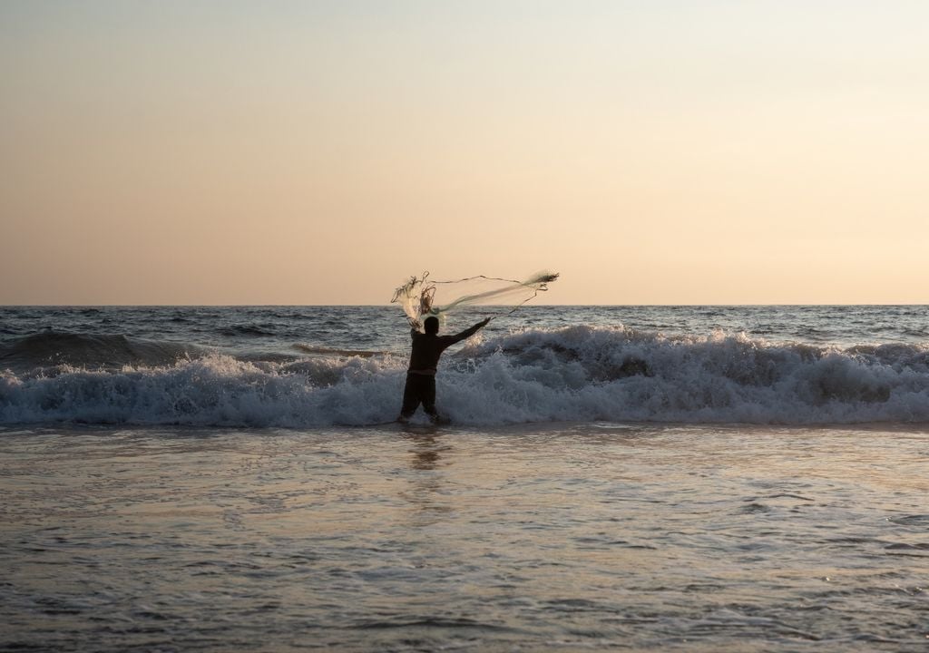 pesca Las bajantes pronunciadas pueden facilitar algunas tareas costeras, pero también exponen rocas resbaladizas y corrientes difíciles de advertir desde la orilla.