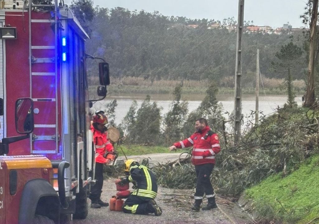A Cruz Vermelha está no terreno, em articulação com a Proteção civil e o INEM. Foto: reprodução Facebook/Cruz Vermelha Portuguesa