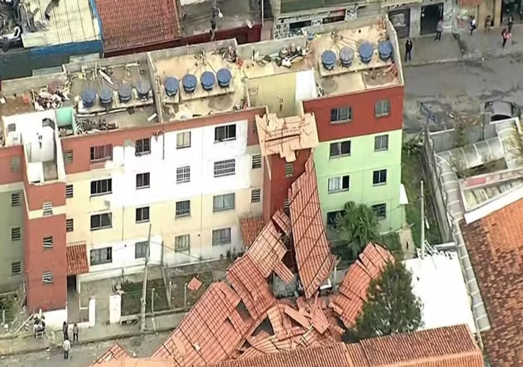 Defesa Civil atuou em dezenas de ocorrências após ventania intensa atingir BH Defesa Civil atuou em dezenas de ocorrências após ventania intensa atingir BH