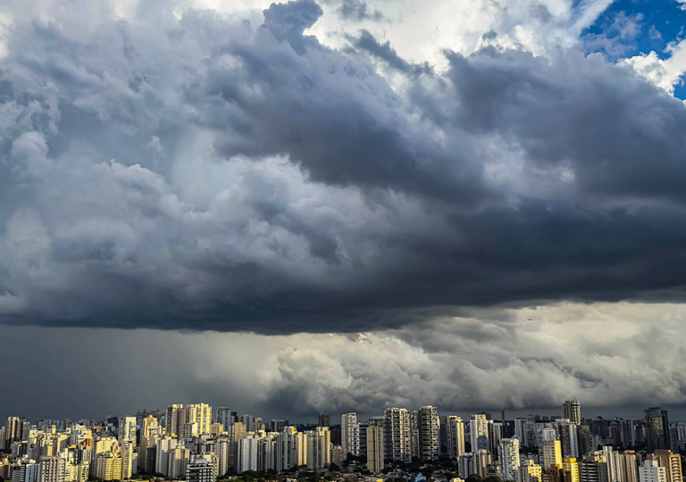 Ap&oacute;s temperatura recorde de mais de 37&deg;C, S&atilde;o Paulo vai viver dias mais amenos e chuvosos