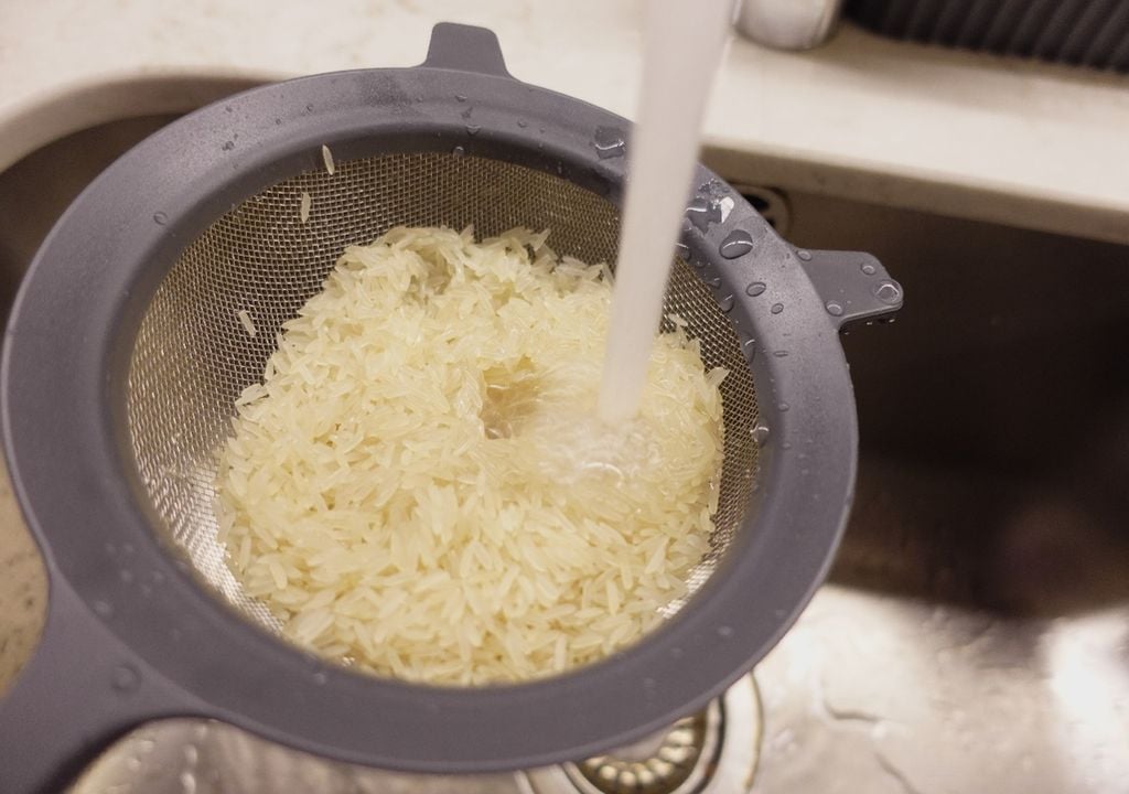 arroz lavado em água corrente arroz lavado em água corrente