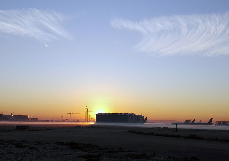 Aunque la nubosidad es de tipo alto, hay niebla baja en el aeródromo y no podemos usar el término CAVOK. Aunque la nubosidad es de tipo alto, hay niebla baja en el aeródromo y no podemos usar el término CAVOK.