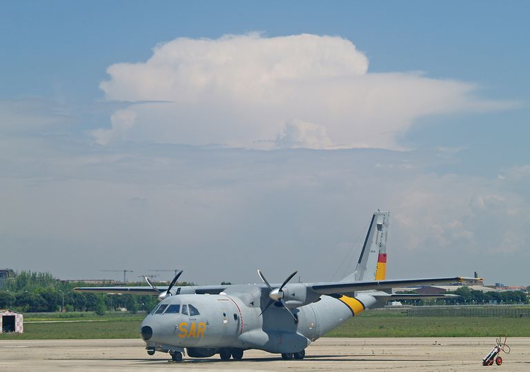 Avión y cumulonimbo Avión y cumulonimbo
