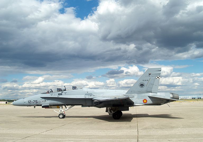 Avión de combate de McDonell Douglas, EF-18 Hornet del Ala 12 del Ejército del Aire Español, estacionado en el aeródromo de Getafe. Avión de combate de McDonell Douglas, EF-18 Hornet del Ala 12 del Ejército del Aire Español, estacionado en el aeródromo de Getafe.