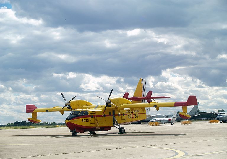 Avión contraincendios Canadair CL-215 del Ejército del Aire Español, estacionado en el aeródromo de Getafe. Avión contraincendios Canadair CL-215 del Ejército del Aire Español, estacionado en el aeródromo de Getafe.