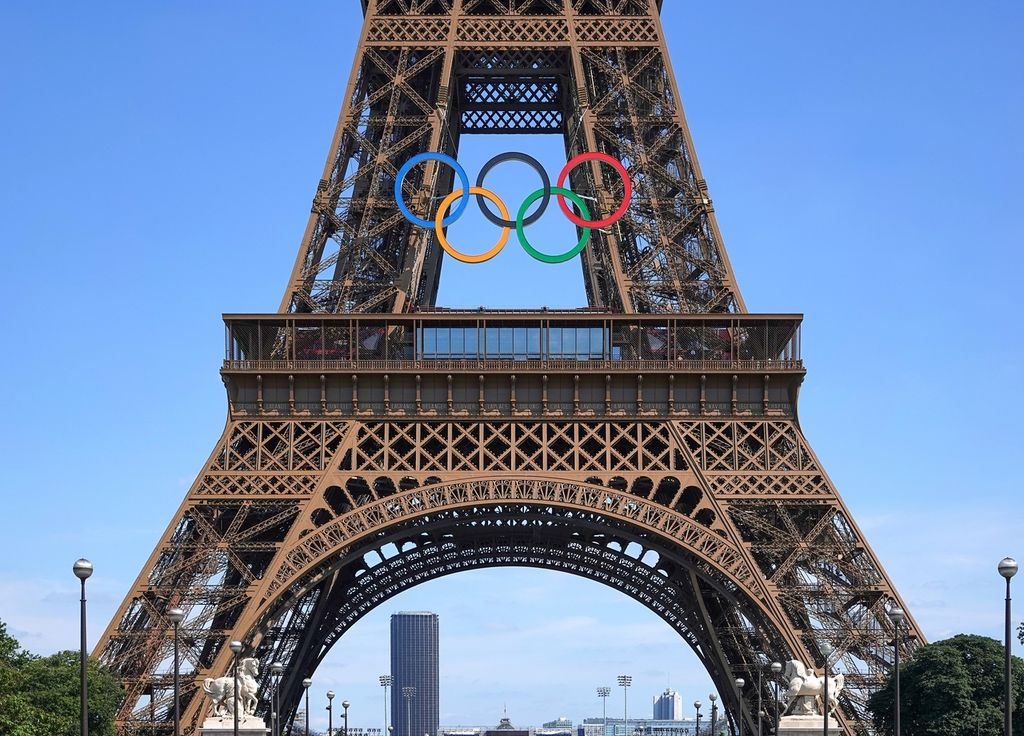 La tour Eiffel couronnée des anneaux des Jeux Olympiques. La tour Eiffel couronnée des anneaux des Jeux Olympiques.