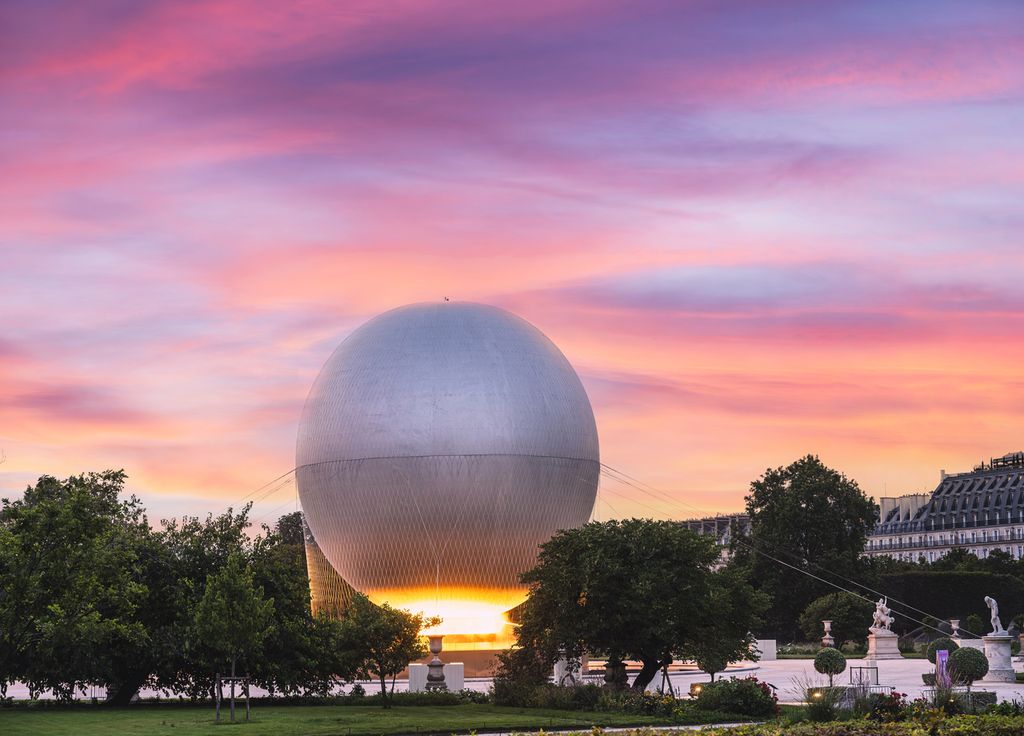 La vasque olympique au jardin des Tuileries pour les jeux Olympiques d'été à Paris. La vasque olympique au jardin des Tuileries pour les jeux Olympiques d'été à Paris.