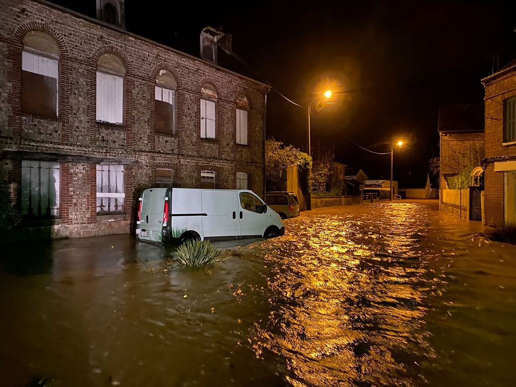 Des inondations sont déjà observées dans plusieurs secteurs, comme à Saint-Valéry-en-Caux jeudi soir (photo Stéphane l'Hôte)