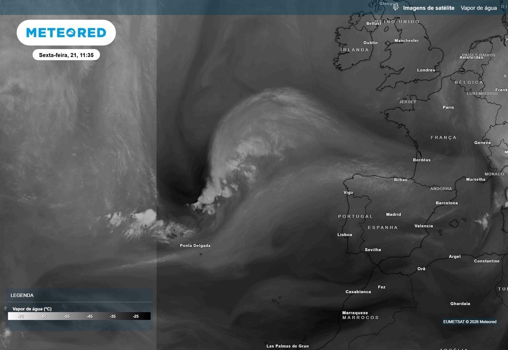 A depressão atlântica "atípica" para agosto é atualmente visível a nordeste do arquipélago dos Açores no canal de vapor de água das imagens de satélite da Meteored. Prevê-se que sofra uma intensificação rápida nas próximas horas.