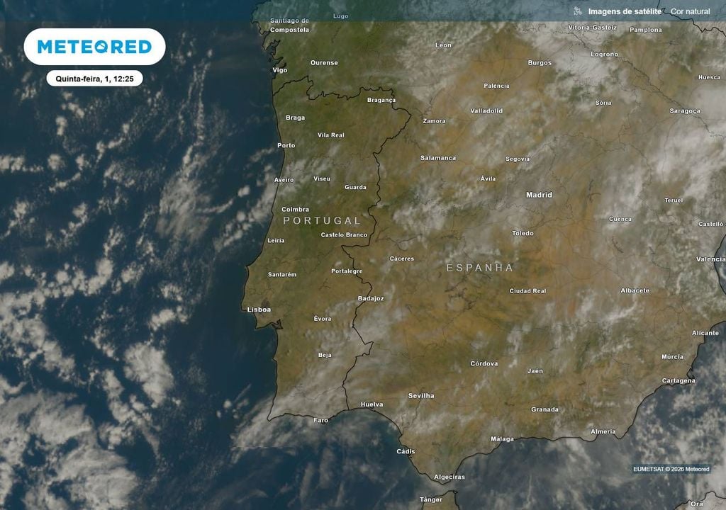 A camada de cor natural da imagem de satélite EUMETSAT-Meteored evidencia uma quinta-feira, 1 de outubro caracterizada por condições anticiclónicas em Portugal continental.