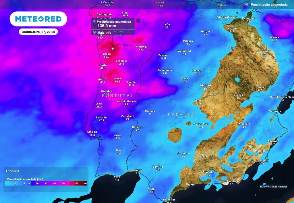 Previsão da distribuição de chuva acumulada até às 22:00 de quinta-feira, 27 de agosto, em Portugal continental.