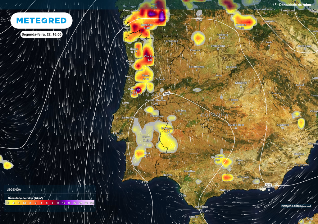 Na tarde de segunda-feira, a instabilidade deverá intensificar-se no interior Norte e Centro, favorecendo o desenvolvimento de trovoadas localmente frequentes. As maiores densidades de descargas elétricas deverão concentrar-se junto às zonas montanhosas, enquanto o litoral e grande parte do Sul permanecerão com menor probabilidade de ocorrência.