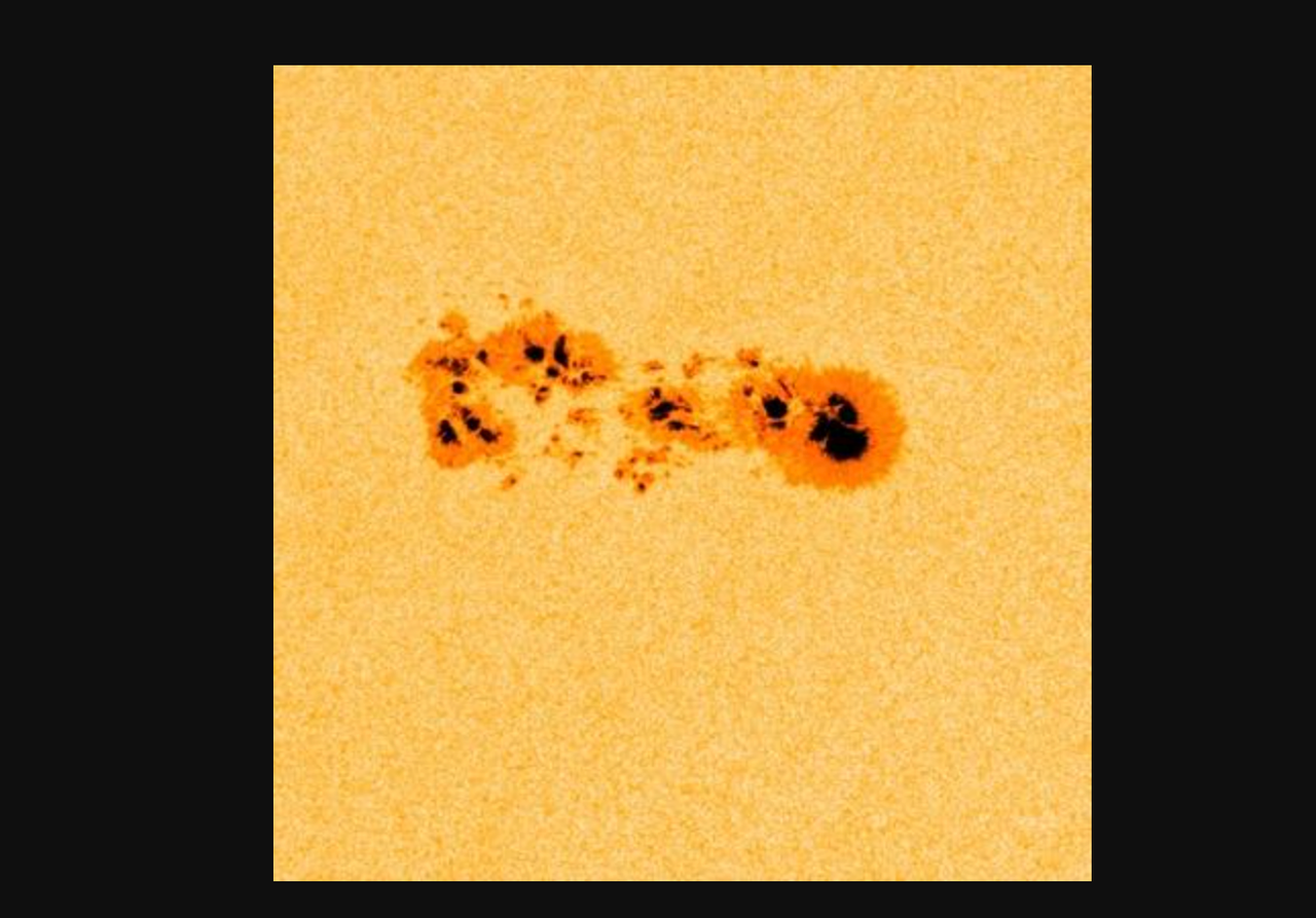 Imagen en el espectro visible de la región activa solar AR 4366. Crédito: NASA/SDO