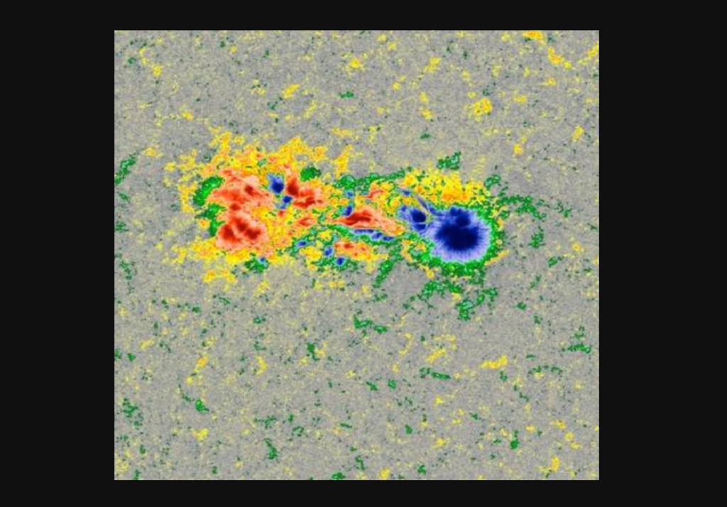 AR4366 Magnetogramma della regione attiva solare AR4366 in cui in colore blu/verde le polarità positive, in colore giallo/rosso quelle negative. Credit: NASA/SDO