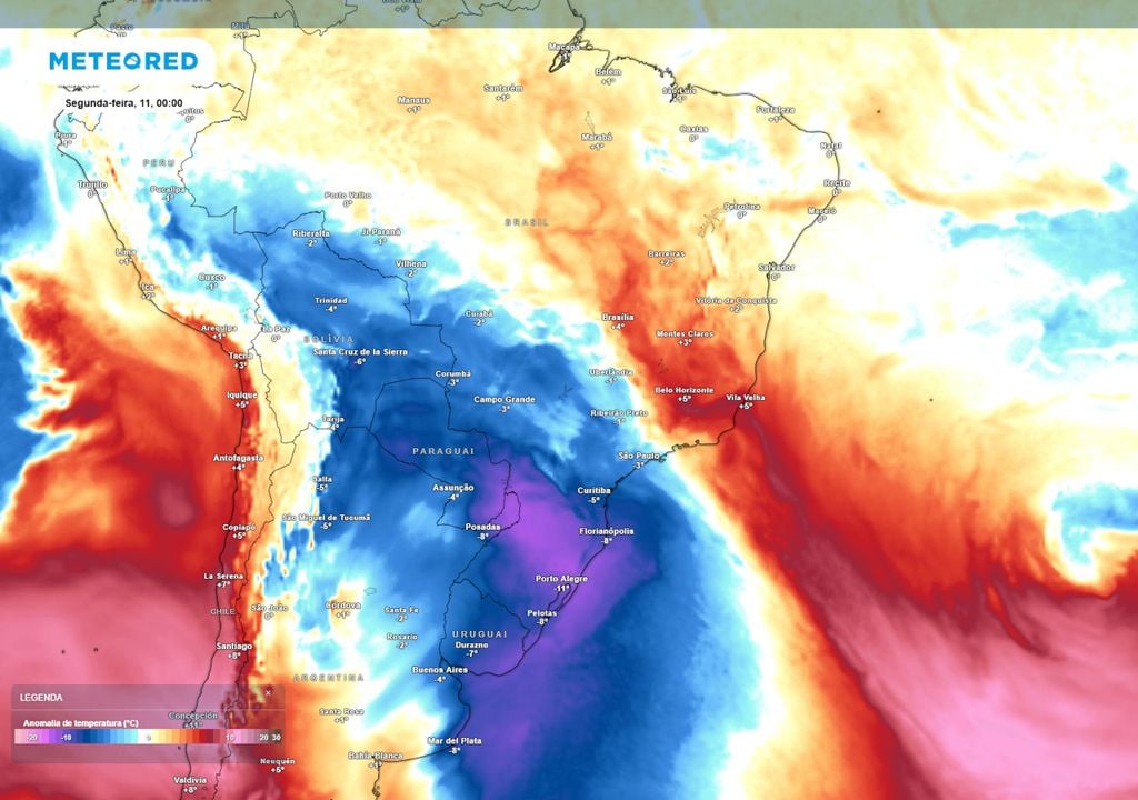 Previsão de anomalias de temperatura em 850 hPa ilustra avanço da massa de ar frio até o final do domingo. O fenômeno será capaz de avançar com grande abrangência, até a região Norte.