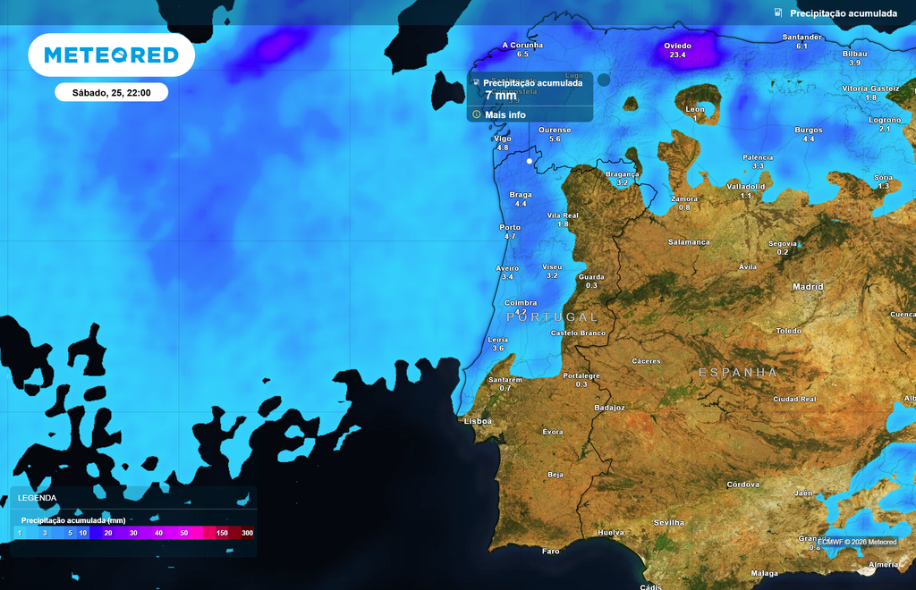Previsão da distribuição de precipitação acumulada em Portugal continental até às 22:00 de sábado, 25 de julho.