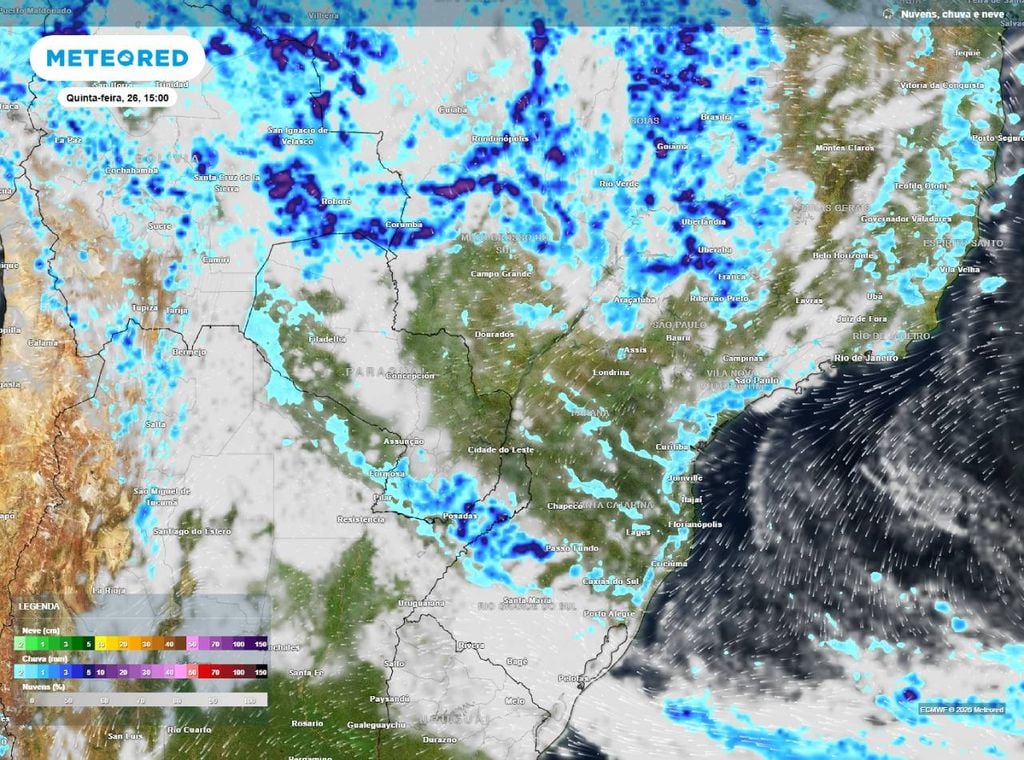 Previsão de precipitação (em mm) e nebulosidade para quinta-feira (26) à tarde (15), segundo o modelo europeu ECMWF.