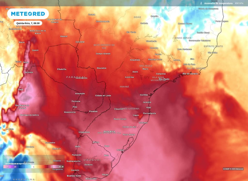 Antecedendo a chegada de uma frente fria, o ar quente se acumula e conta com suporte de ventos de norte e noroeste, deixando a sensação térmica ainda maior.