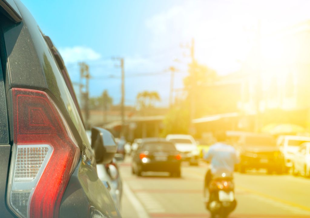 Carros em estrada com um tempo muito quente. Carros em estrada com um tempo muito quente.