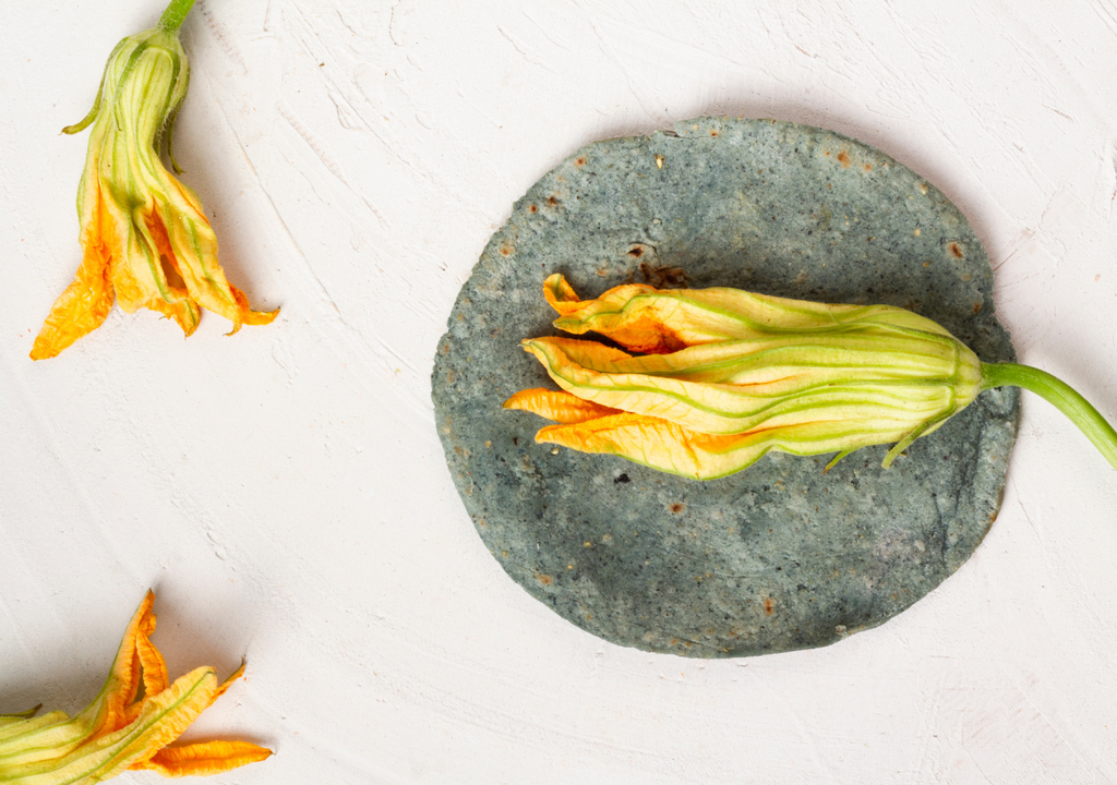 Ylang-ylang árbol Aunque su porte natural es de mediani a grande, el ylang-ylang se adapta a los entornos y jardines.