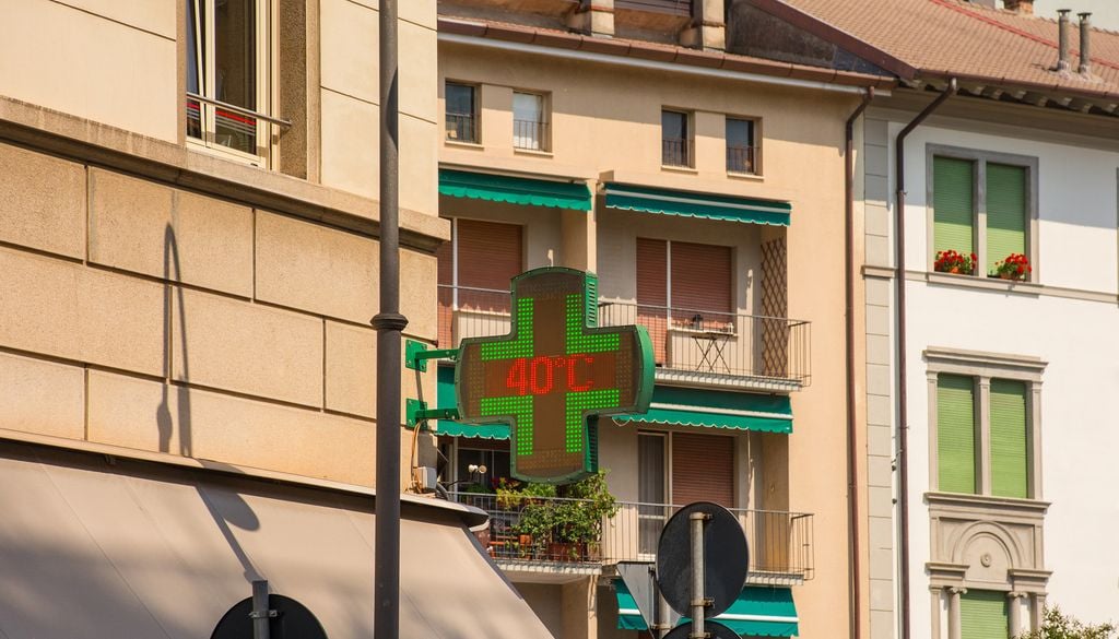 Immeuble Canicule France Bâtiment Ville Les stores et volets fermés ne suffisent plus à garder les logements au frais…
