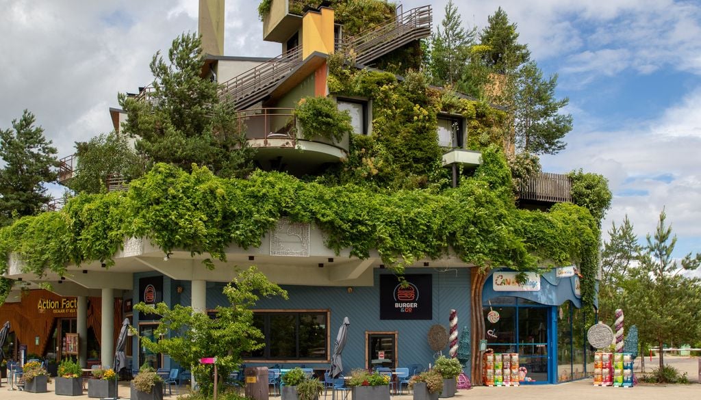 Façade végétalité toit magasin bâtiment bioclimatique ville En dehors de l'architecture, la végétalisation des bâtiments permet de rafraîchir naturellement les lieux.