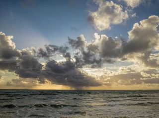 Arco iris y cortina de agua en Rota (Cádiz)