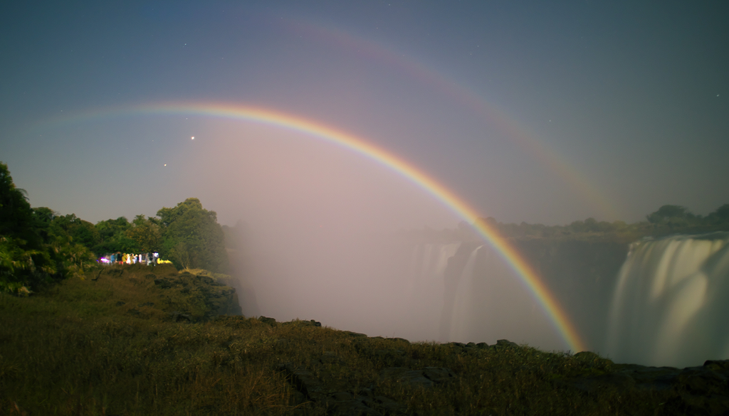 El arco lunar o arco iris nocturno es un fenómeno tan bonito como curioso.