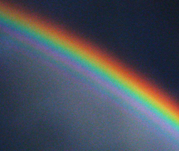 Foto 5. Detalle de un arco iris y arcos supernumerarios en el interior Foto 5. Detalle de un arco iris y arcos supernumerarios en el interior