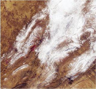 Arena, polvo y nieve en el Sahara